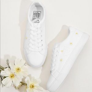 Daisy embroidered yellow low top sneakers